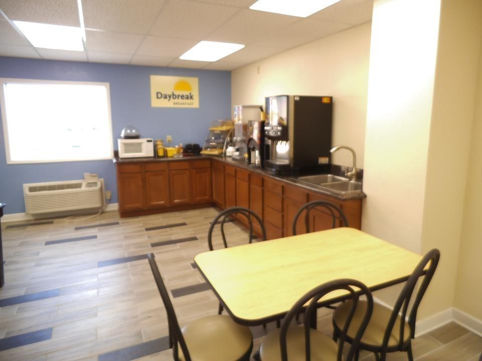 Days Inn By Wyndham West Branch Iowa City Area Esterno foto