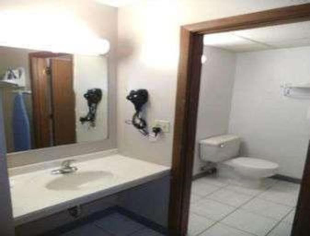 Days Inn By Wyndham West Branch Iowa City Area Esterno foto