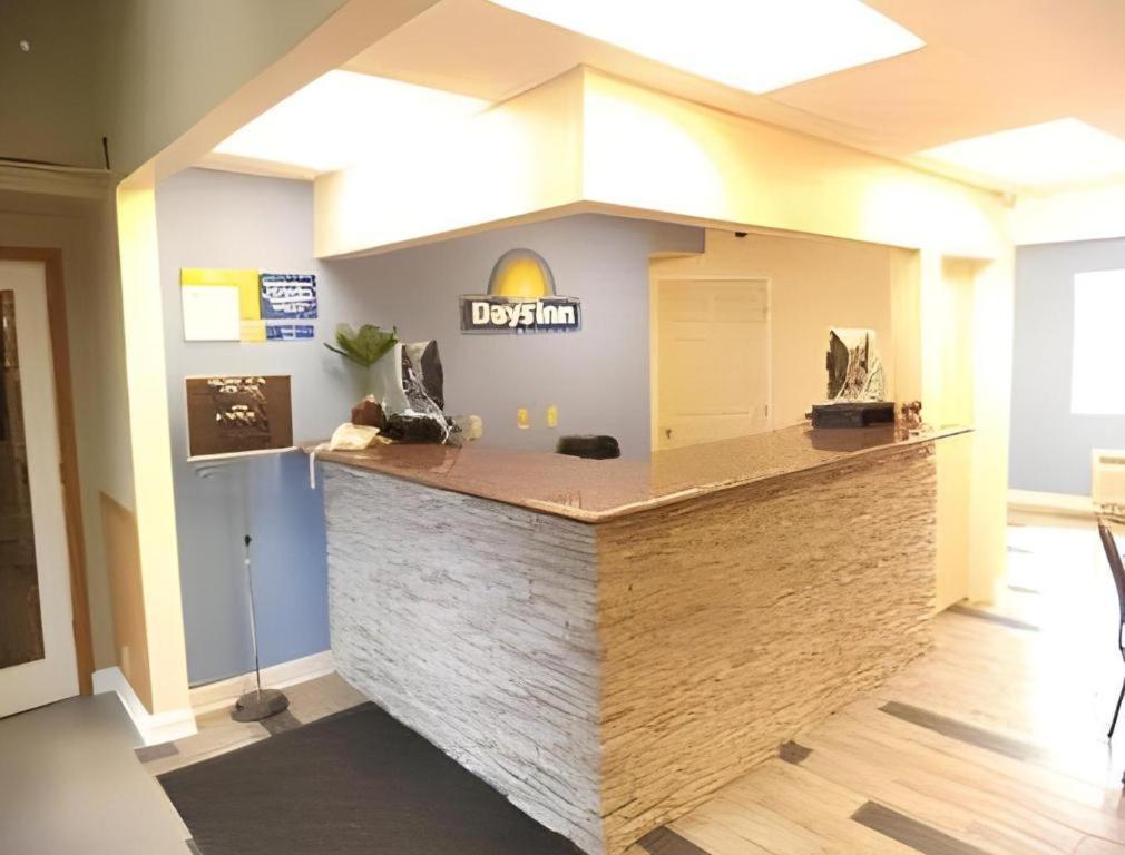 Days Inn By Wyndham West Branch Iowa City Area Esterno foto