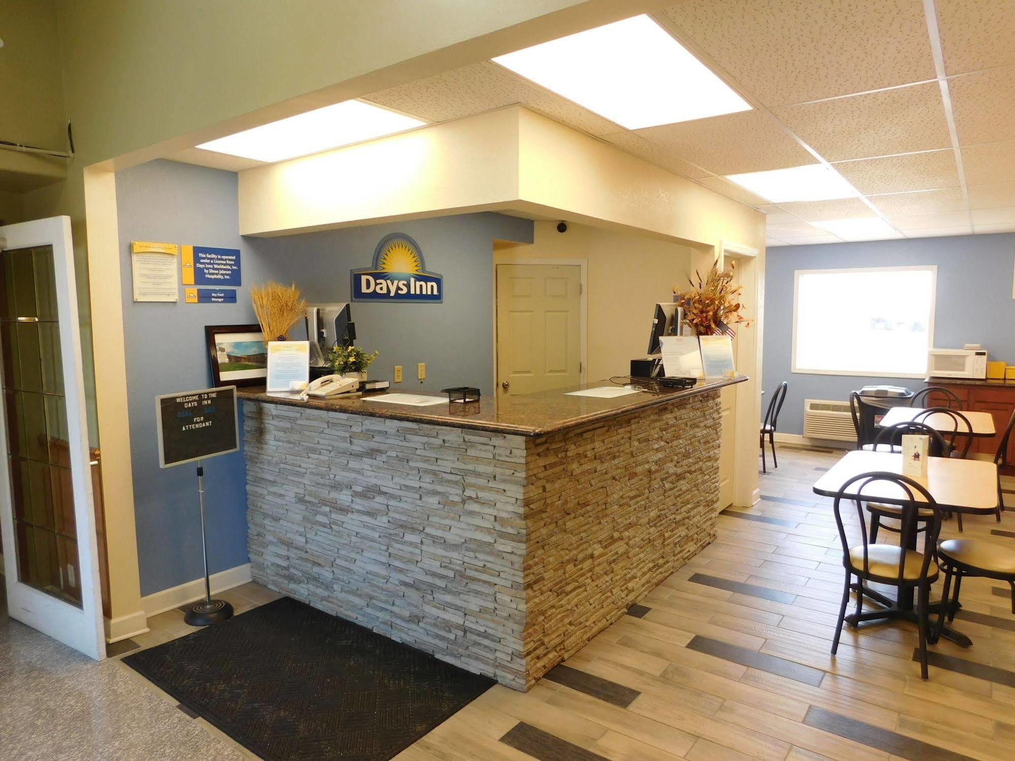Days Inn By Wyndham West Branch Iowa City Area Esterno foto