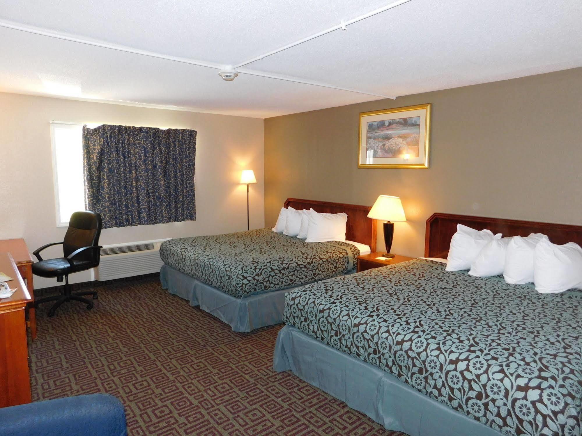 Days Inn By Wyndham West Branch Iowa City Area Esterno foto