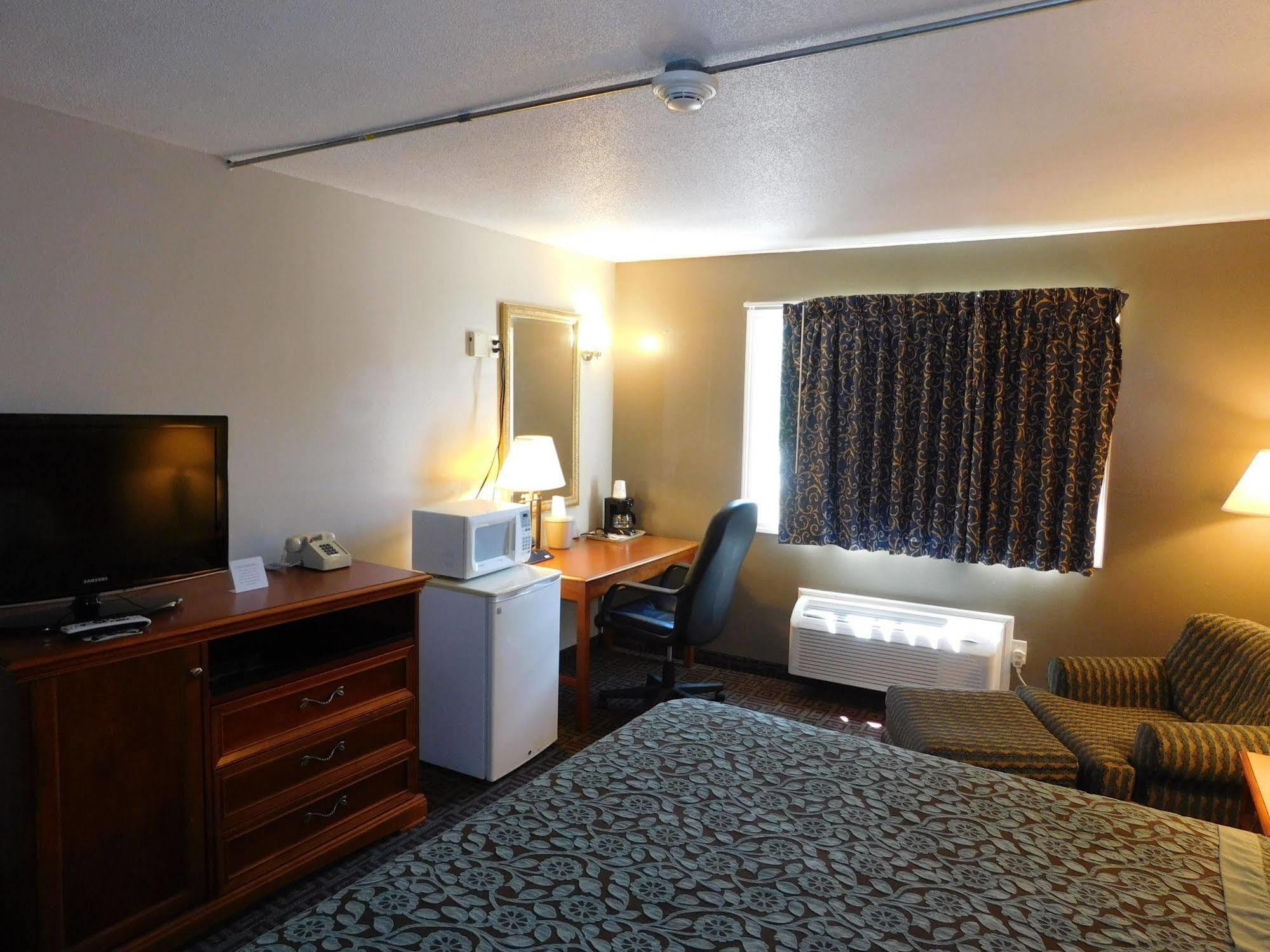 Days Inn By Wyndham West Branch Iowa City Area Esterno foto